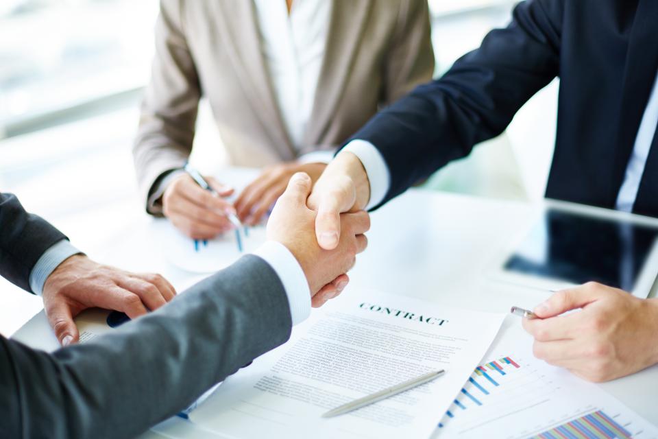 تنظیم و بررسی قراردادها